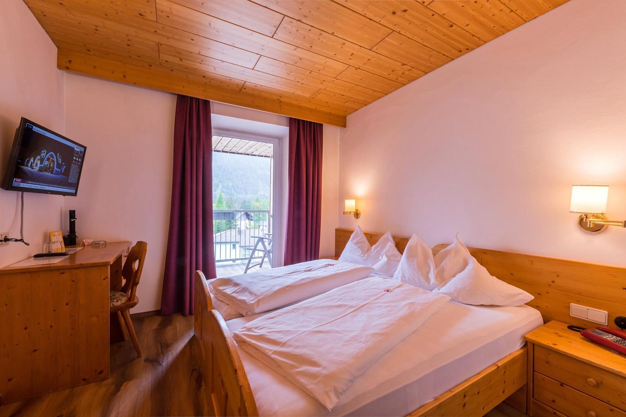 Hotel Dolomiten Dobbiaco Esterno foto