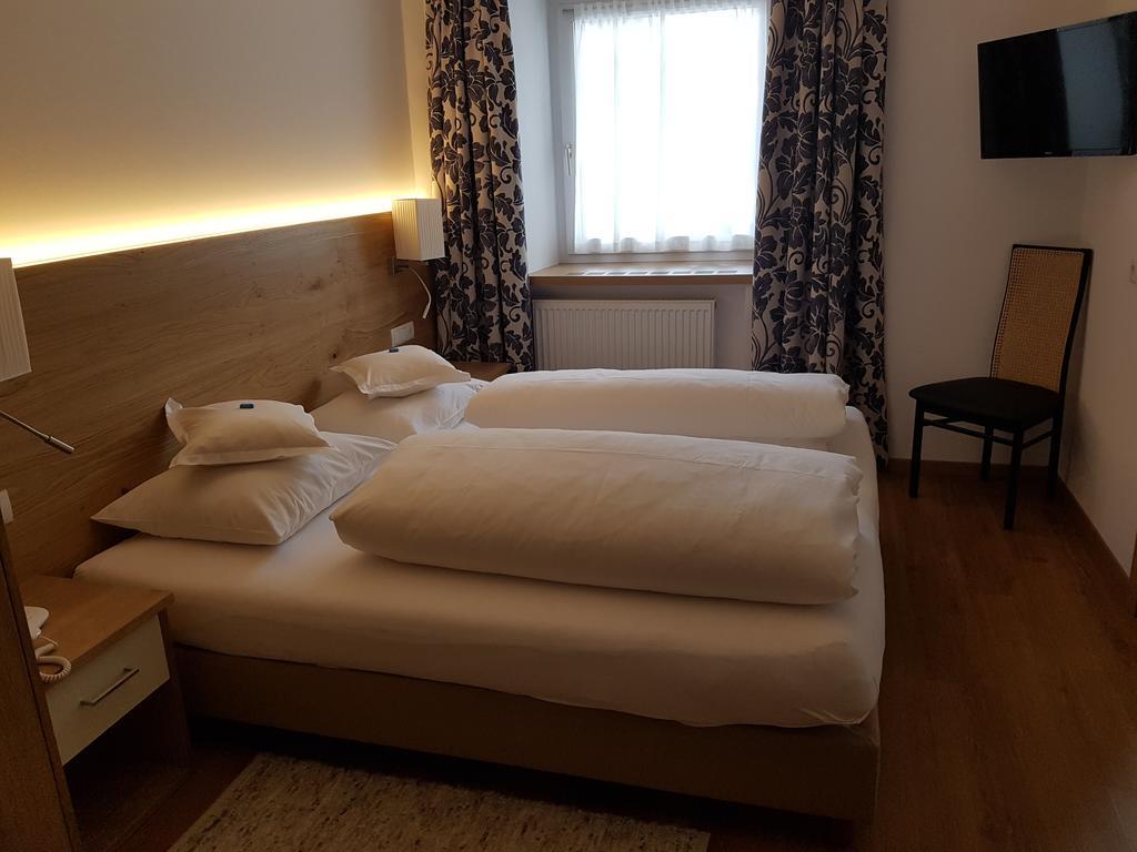 Hotel Dolomiten Dobbiaco Esterno foto